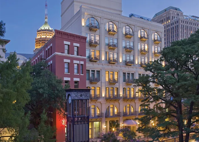 Ultimate Guide to San Antonio Hotels with Premier Riverwalk Views